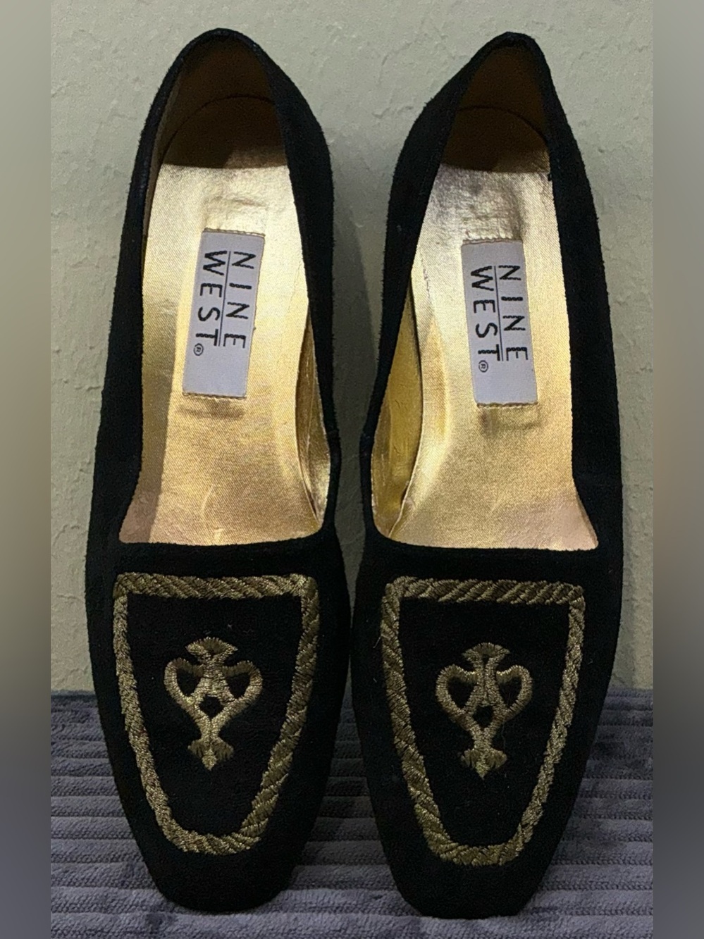 Vintage Nine West Black Suede Loafers Gold Embroidered Crest Shield Flats 7N - Picture 1 of 7